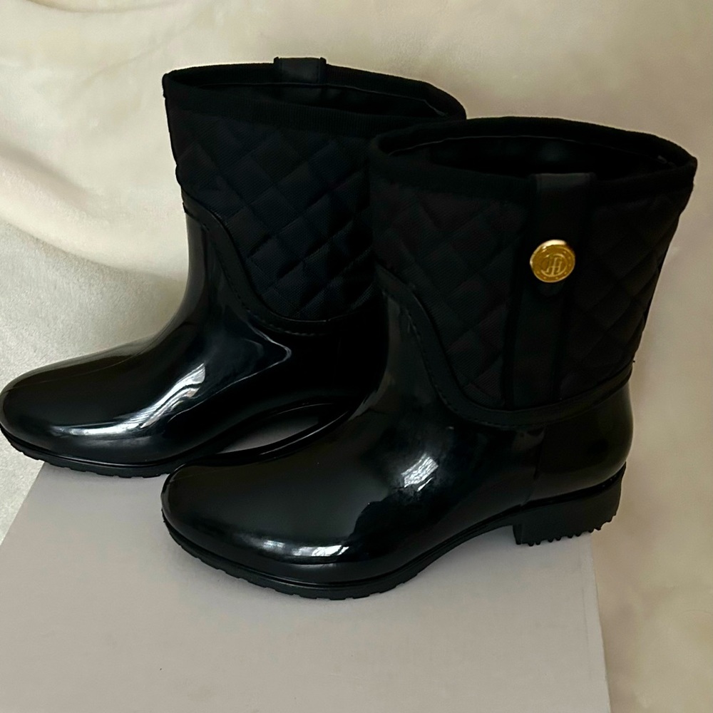 Tommy Hilfiger rain boots. Size 7